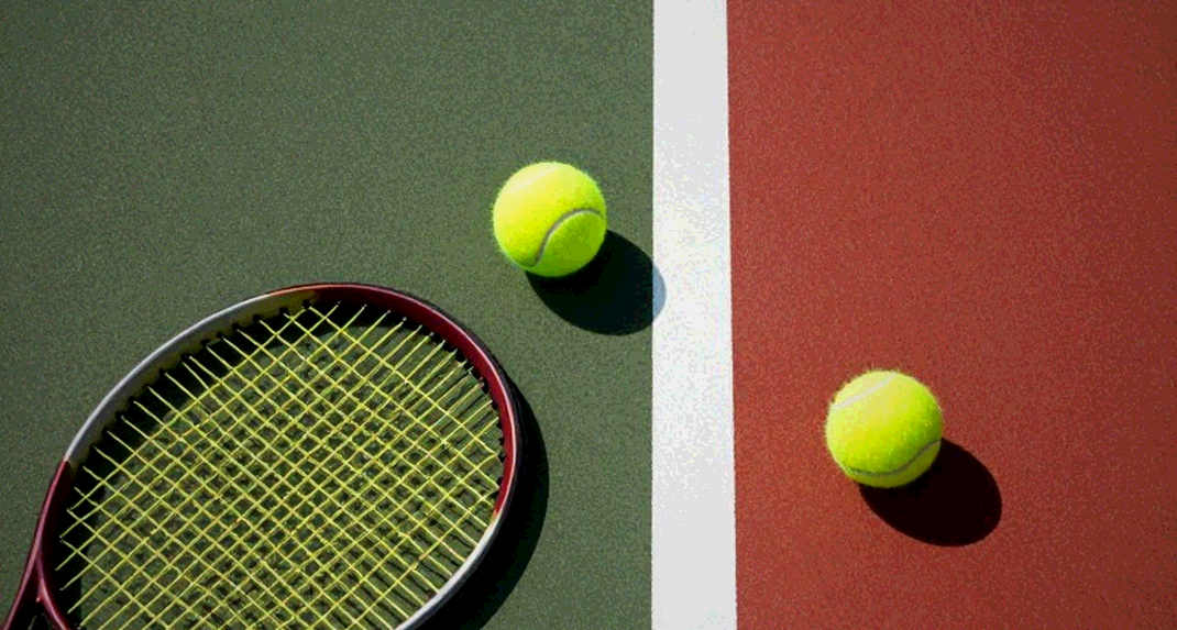 Nhãn 'tennis' dán nhầm và mười ba điểm dữ liệu không có một tay vợt