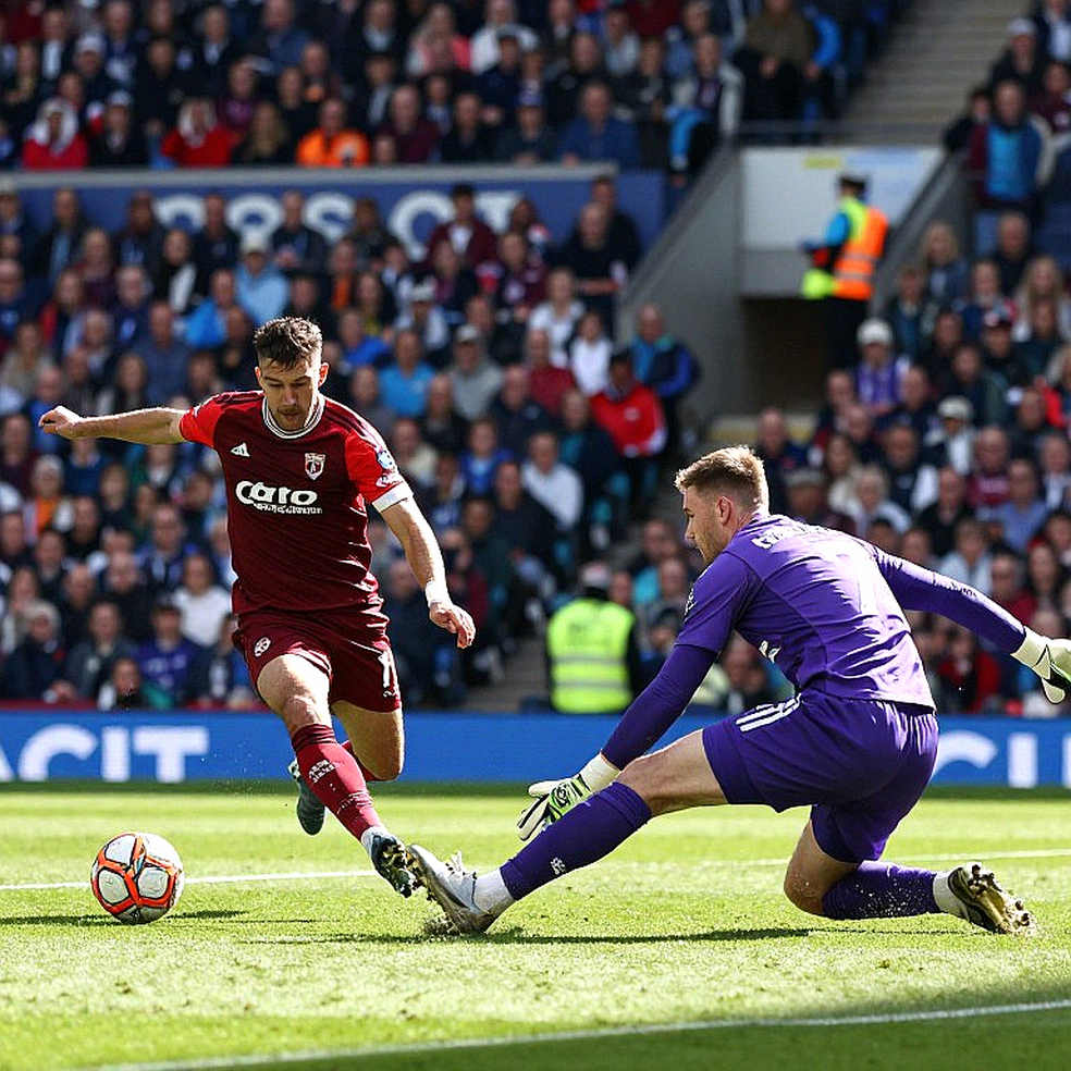 Một cái tên đổi chỗ ở cánh trái: nước cờ duy nhất của Van Bronckhorst trước PSV