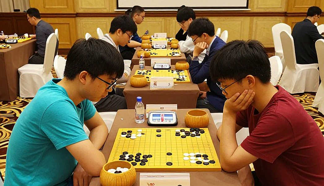 Hai bàn cờ một buổi tối: Khi đội ngũ lặng thinh vượt qua ngôi sao Hai bàn cờ một buổi tối: Khi đội ngũ lặng thinh vượt qua ngôi sao