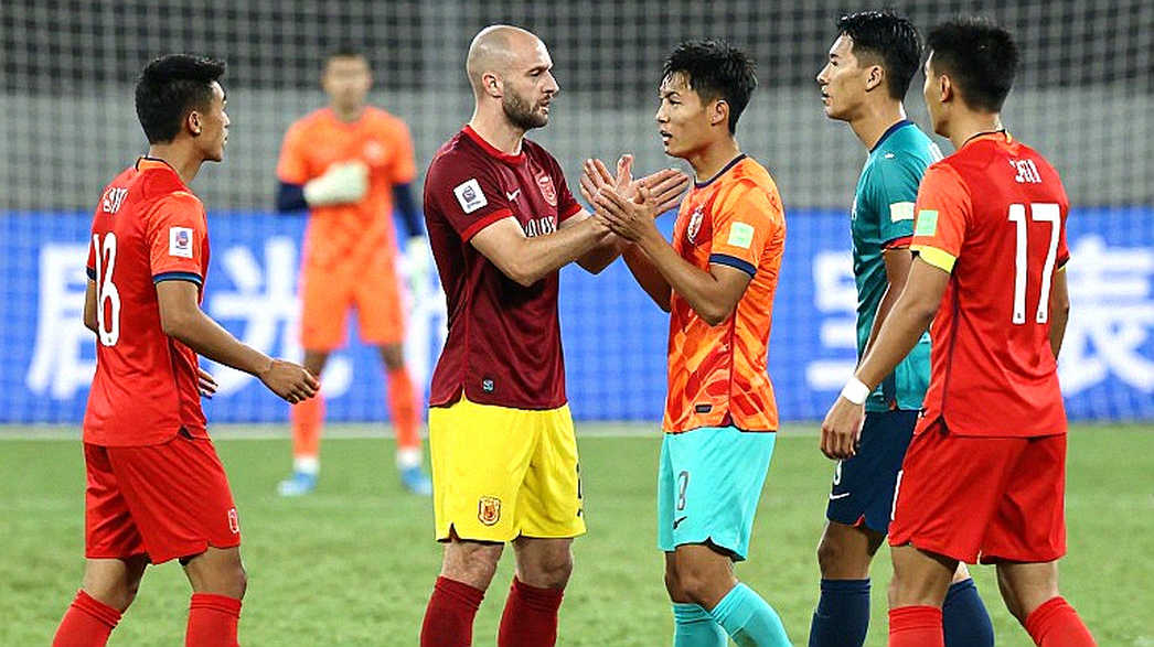 Đội hình Anfield và lớp trầm tích giả: khi bóng đá không kiểm chứng nguồn Đội hình Anfield và lớp trầm tích giả: khi bóng đá không kiểm chứng nguồn
