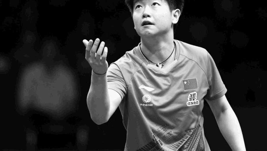 Chín ô trống trong một hồ sơ bóng đá: nghề lấp chỗ trống và cái giá của nó