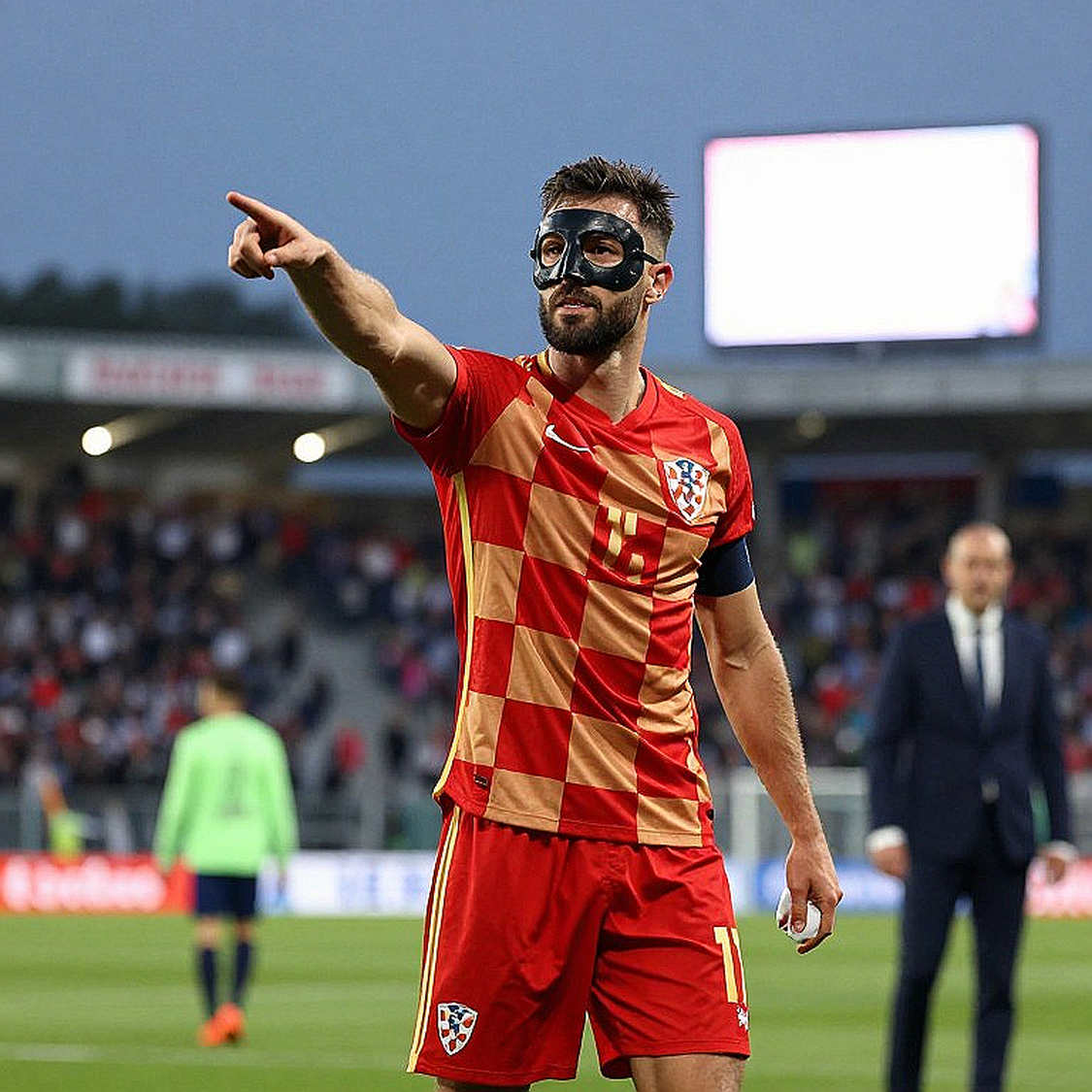 Lisandro Martinez Questions Manchester United Hierarchy as Roy Keane Calls Club a Circus