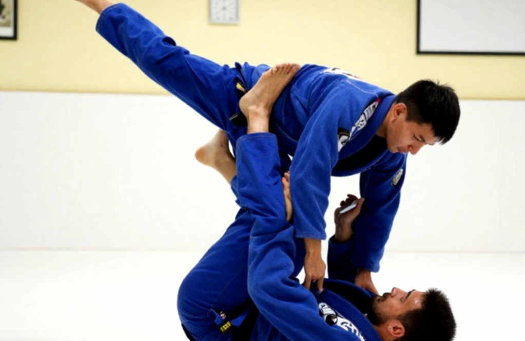 Toàn cảnh nhà vô địch MMA hiện tại: Sáu tổ chức, hơn hai mươi hạng cân và khoảng lệch hai mươi pound không ai nhắc tới